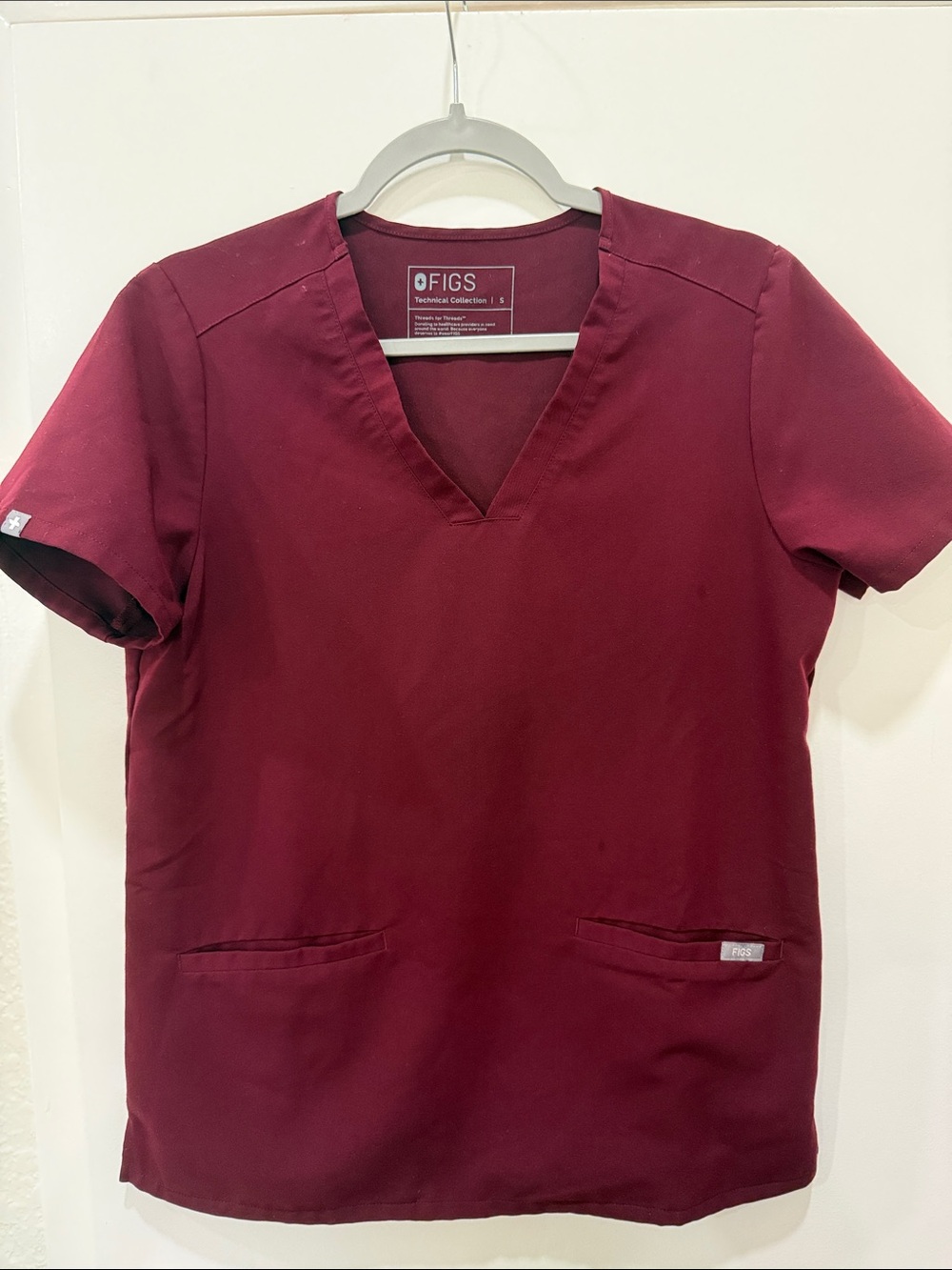 FIGS casma Top in Burgundy